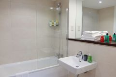 1.12a-15-main-bathroom-Ruislip-serviced-apartments-HA4-8QH