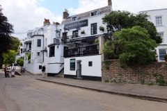 26 Twickenham White Swan, a 5 min walk to King St